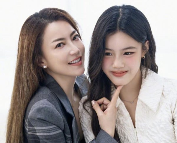 尚红网 要出道了吗？！霍汶希女儿hanni杂志封面首秀，颜值超高